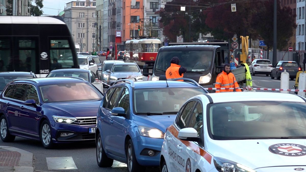 Kolony a nervy na Žižkově. Rozkopaná ulice Jana Želivského tvoří kolony. Jděte radši pěšky, radí místní místostarosta